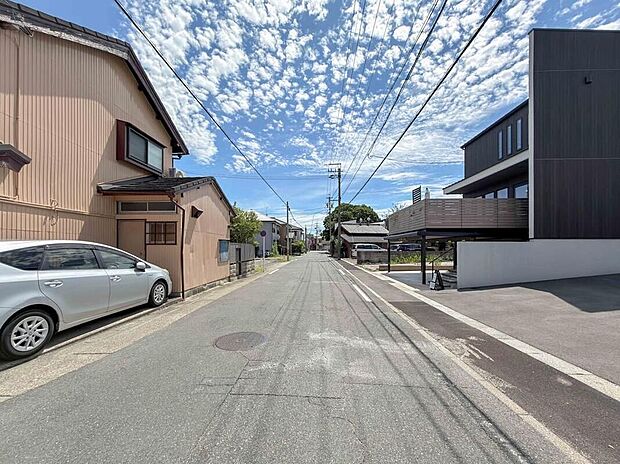 【前面道路含む現地写真】前面道路は閑静な住宅地をはしる車通りの少ない道路。お車の出し入れが苦手なママや小さなお子様にも安心ですね。しっかり舗装もされているので、ベビーカーや自転車で通っても快適に通行できます。