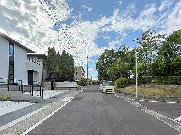 【前面道路含む現地写真】前面道路は交通量の少ない道路です。ゆとりがあり、駐車時もゆっくりと落ち着いて行える立地環境になっています♪　　