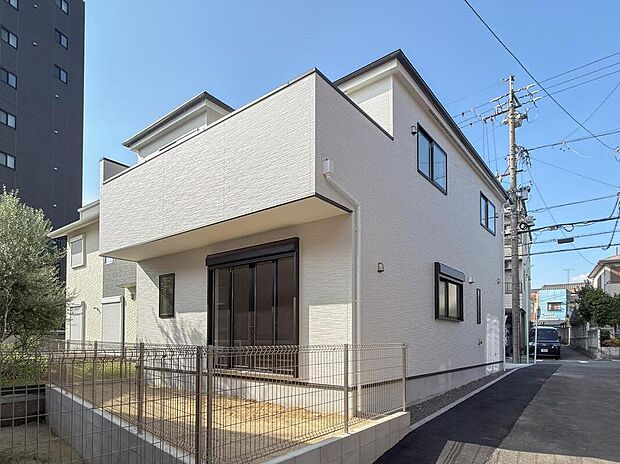 【庭】お庭がございます♪
小さなお子様の遊び場や、ガーデニング・家庭菜園、BBQなどお好みにお楽しみいただけます♪
