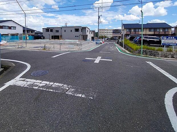 【前面道路含む現地写真】前面道路は閑静な住宅地をはしる車通りの少ない道路。お車の出し入れが苦手なママや小さなお子様にも安心ですね。しっかり舗装もされているので、ベビーカーや自転車で通っても快適に通行できます。