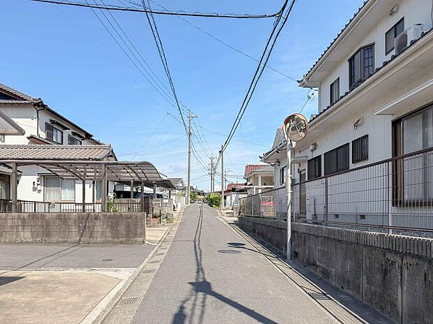 【前面道路含む現地写真】前面道路は交通量の少ない道路です。ゆとりがあり、駐車時もゆっくりと落ち着いて行える立地環境になっています♪　　