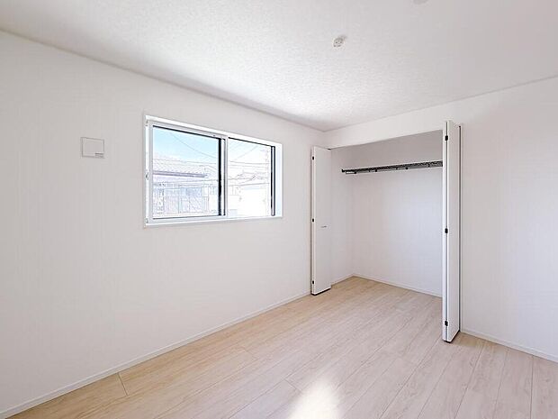 【リビング以外の居室】通風・採光にも優れ、心地よい光と風があふれています。 豊かな居住性とプライドを満たすクオリティが見事に調和した住空間。新築戸建でなければ体感できないひとときをご体感頂ける筈です。