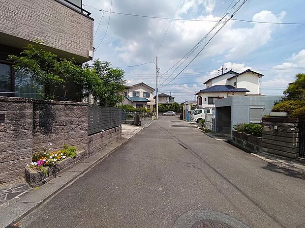 【前面道路含む現地写真】前面道路は交通量の少ない道路です。ゆとりがあり、駐車時もゆっくりと落ち着いて行える立地環境になっています♪　　
