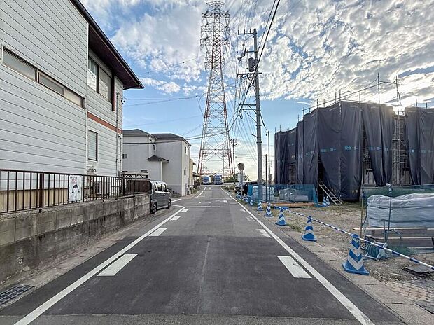 【前面道路含む現地写真】前面道路は交通量の少ない道路です。ゆとりがあり、駐車時もゆっくりと落ち着いて行える立地環境になっています♪