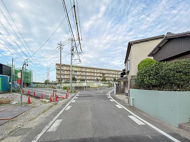 【前面道路含む現地写真】前面道路は交通量が少なく、ゆとりのある落ち着いた住環境♪毎日の車の出し入れもしやすい立地です。周辺の街並みや住環境とあわせて、ぜひモデルハウスで住まいの魅力をご体感ください!
