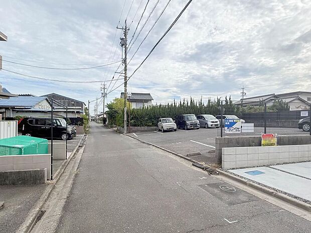 【前面道路含む現地写真】落ち着いた住宅街に位置し、前面道路は見通しのよい環境。周辺は交通量も比較的穏やかで、毎日の暮らしにも安心感があります。現地でぜひ住環境をご確認ください。　