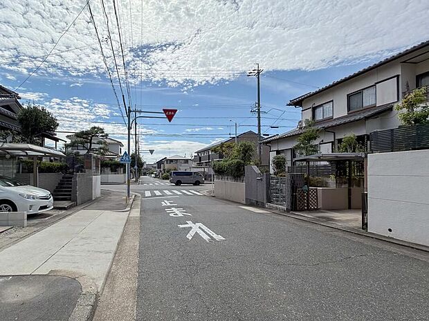 【前面道路含む現地写真】休日にご家族揃ってご見学はいかがでしょうか♪実際の現地を見てみると図面などではわからない、新たな発見もありますのでまずはお気軽にお問い合わせください!