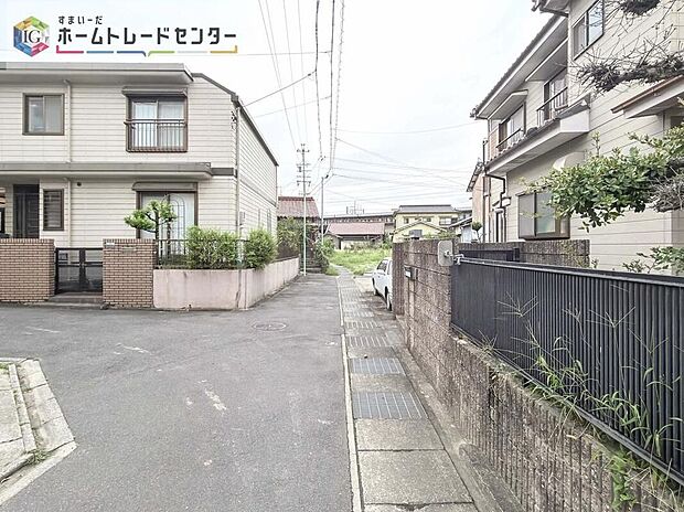 【前面道路含む現地写真】舗装された公道(幅約4.0m)に接し、両側に住宅が並ぶ落ち着いた住宅街です。