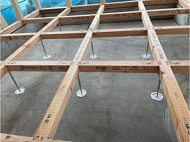 【床束】１階の床を支える部材で、しっかりとした荷重性能があります。床を支える床束そのものが腐朽しては意味がありません。当社は腐朽やシロアリに無縁の鋼製を採用し防錆性に優れためっき処理を施しています。施工後乾燥による大引きの木やせで生じた隙間を後から調整する事も可能です。

