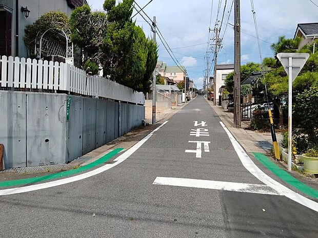 【前面道路含む現地写真】前面道路は交通量の少ない道路です。ゆとりがあり、駐車時もゆっくりと落ち着いて行える立地環境になっています♪　　