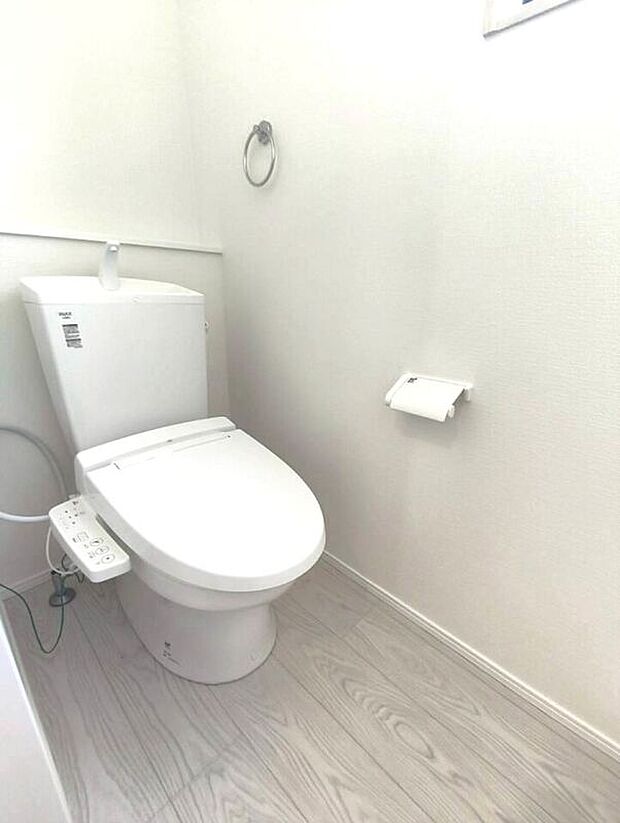 【トイレ(1階)】2か所にトイレがあり、来客時での使い分けも可能です