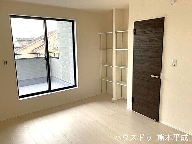 【洋室（2階）】大きな窓からバルコニーにつながっており、綺麗な青空を見ることができます