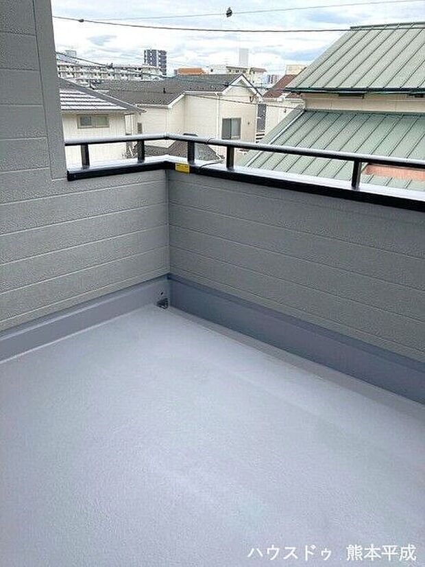 【バルコニー】屋根付きのインナーバルコニーで雨が降っても使用でき、リラックススペースとしても十分な広さがあります