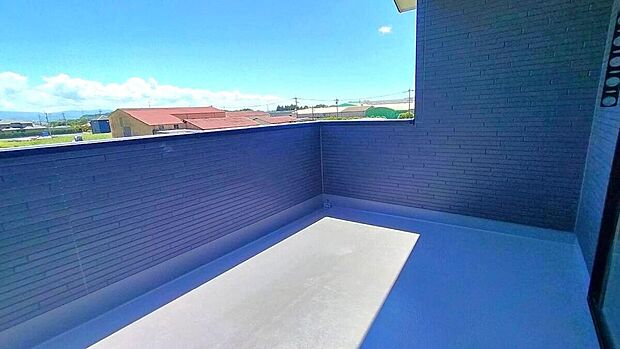 【バルコニー】キレイな青空の下、気持ちの良い日光で洗濯物を干すことができます