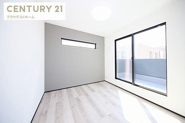 【洋室】【施工例】
２面採光の洋室。
ホワイト×グレーのクロスと床材がお部屋全体を明るくしてくれます。
サッシと巾木がブラックなのでアクセント◎