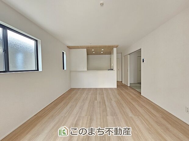 開放感のある広々としたリビング☆家族みんなでゆったりくつろげます♪ 南側から暖かな日差しが差し込みます♪キッチンからリビングの様子がよく見渡せます☆