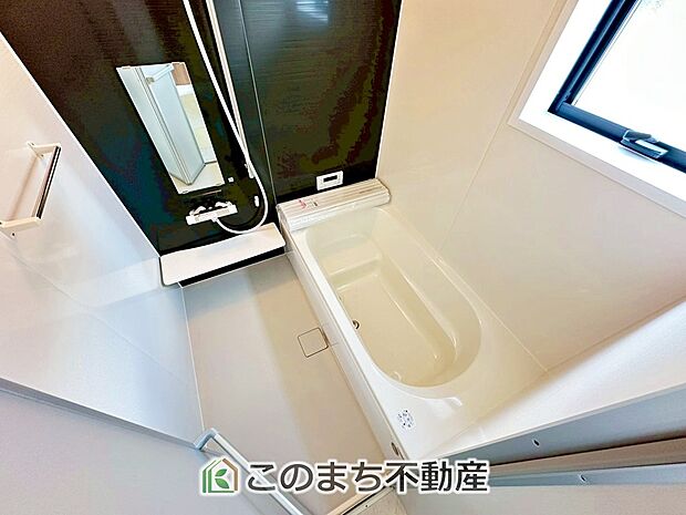 ゆったり１坪バスには換気・乾燥・暖房機能付き！！ 大人も足を伸ばせるゆったり浴槽！！ ご家族皆さんで入っても、一人でゆっくり入っても一日の疲れを癒してくれるお風呂です！！ 