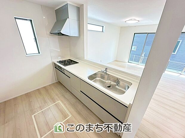 お洒落なホワイト天板のペニンシュラキッチンを採用しております。 浄水器内蔵の水栓です♪ 