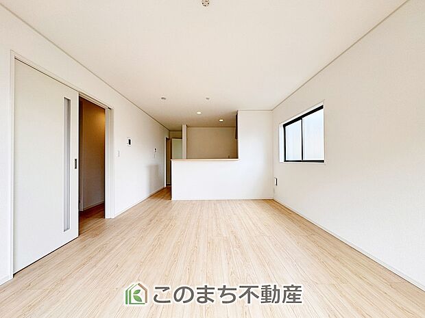 開放感のある広々としたリビング☆家族みんなでゆったりくつろげます♪ 南側から暖かな日差しが差し込みます♪キッチンからリビングの様子がよく見渡せます☆
