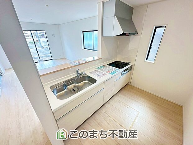 お洒落なホワイト天板のペニンシュラキッチンを採用しております。 浄水器内蔵の水栓です♪ 