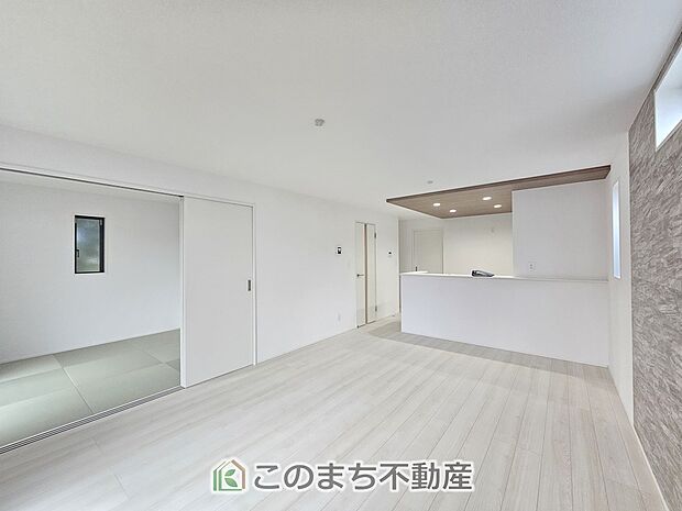 開放感のある広々としたリビング☆家族みんなでゆったりくつろげます♪ 南側から暖かな日差しが差し込みます♪キッチンからリビングの様子がよく見渡せます☆