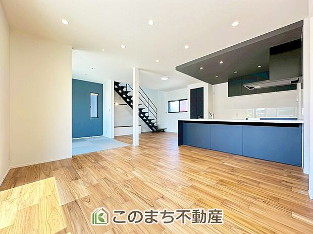 オープンでのびやかな空間を生み出す、こだわりの広がりとゆとり。家族と過ごす時間を大切にしたい方にぴったりの明るくゆとりある住空間です。 
