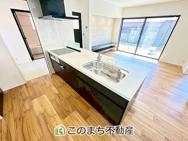 お洒落なホワイト天板のペニンシュラキッチンを採用しております。 浄水器内蔵の水栓です♪ 