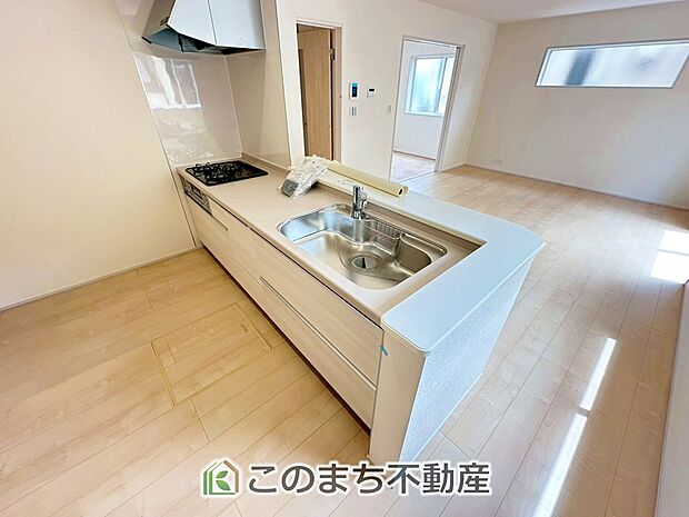 お洒落なホワイト天板のペニンシュラキッチンを採用しております。 浄水器内蔵の水栓です♪ 