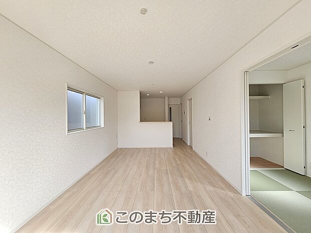 開放感のある広々としたリビング☆家族みんなでゆったりくつろげます♪ 南側から暖かな日差しが差し込みます♪キッチンからリビングの様子がよく見渡せます☆