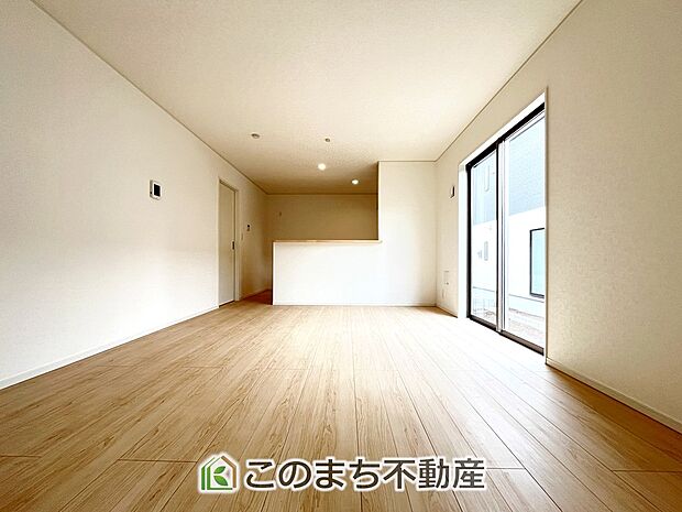 開放感のある広々としたリビング☆家族みんなでゆったりくつろげます♪ 南側から暖かな日差しが差し込みます♪キッチンからリビングの様子がよく見渡せます☆