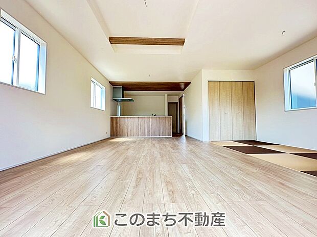 オープンでのびやかな空間を生み出す、こだわりの広がりとゆとり。家族と過ごす時間を大切にしたい方にぴったりの明るくゆとりある住空間です。 