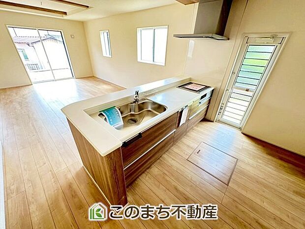 お洒落なホワイト天板のペニンシュラキッチンを採用しております。 浄水器内蔵の水栓です♪ 