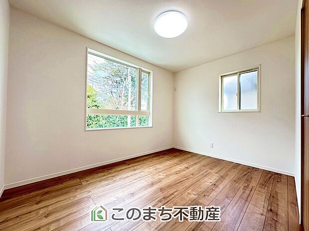 採光も確保されたお部屋です。大きいベッドを置いても余裕のあるゆとり空間。 