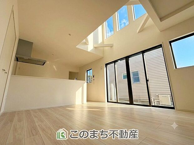 優しい日差しの差し込むリビングダイニングは、木目の映えるシンプルな造りになっています。家族の思い出を育む団らんの空間です。 