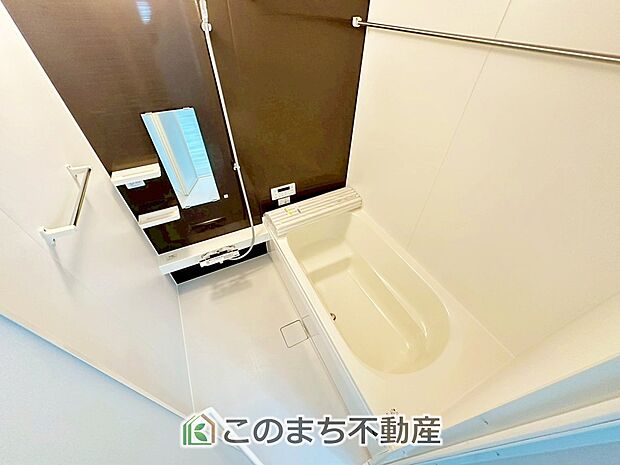 ゆったり１坪バスには換気・乾燥・暖房機能付き！！ 大人も足を伸ばせるゆったり浴槽！！ ご家族皆さんで入っても、一人でゆっくり入っても一日の疲れを癒してくれるお風呂です！！ 
