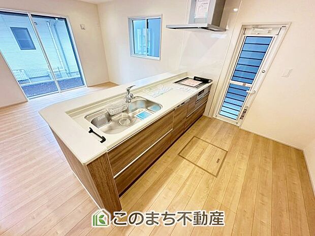 お洒落なホワイト天板のペニンシュラキッチンを採用しております。 浄水器内蔵の水栓です♪ 