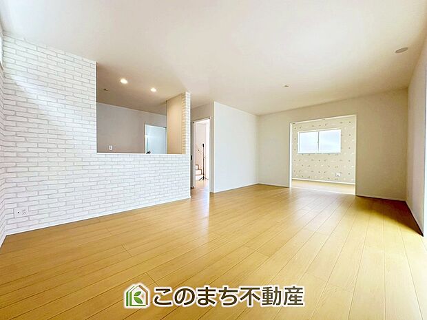 オープンでのびやかな空間を生み出す、こだわりの広がりとゆとり。家族と過ごす時間を大切にしたい方にぴったりの明るくゆとりある住空間です。 