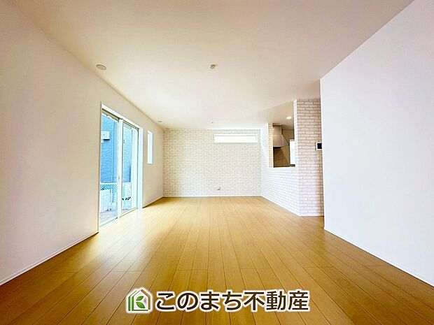 ＬＤＫは家族団欒スペースとしては十分な広さです！ 大きいダイニングテーブル、カウチ付きソファ、大型ＴＶも気兼ねなく配置可能！！ 