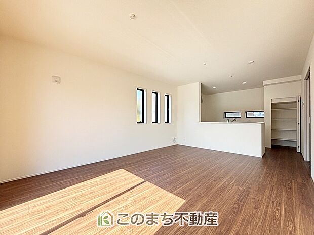 開放感のある広々としたリビング☆家族みんなでゆったりくつろげます♪ 南側から暖かな日差しが差し込みます♪キッチンからリビングの様子がよく見渡せます☆