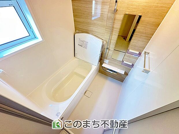 ゆったり１坪バスには換気・乾燥・暖房機能付き！！ 大人も足を伸ばせるゆったり浴槽！！ ご家族皆さんで入っても、一人でゆっくり入っても一日の疲れを癒してくれるお風呂です！！ 