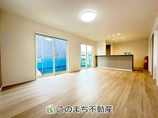 ナチュラルな色調で、窓を多く配置し光を取り込む明るいリビングは家族だんらんの空間です♪ お休みの日は一日中家でリラックス出来る安らぎの空間になります♪ 