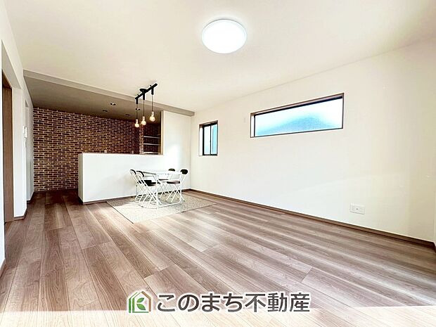 南向きのリビングは一日中太陽の光が射し込みます♪家族が集まる空間は、自然と笑顔が溢れます。 