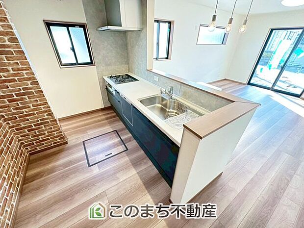 お洒落なホワイト天板のペニンシュラキッチンを採用しております。 浄水器内蔵の水栓です♪ 