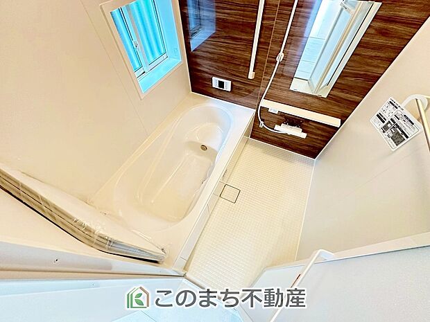 ゆったり１坪バスには換気・乾燥・暖房機能付き！！ 大人も足を伸ばせるゆったり浴槽！！ ご家族皆さんで入っても、一人でゆっくり入っても一日の疲れを癒してくれるお風呂です！！ 