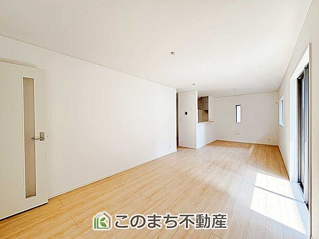 開放感のある広々としたリビング☆家族みんなでゆったりくつろげます♪ 南側から暖かな日差しが差し込みます♪キッチンからリビングの様子がよく見渡せます☆