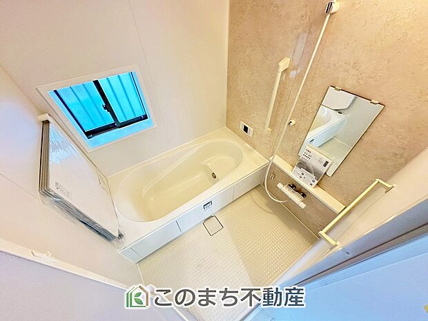 ゆったり1坪バスには換気・乾燥・暖房機能付き!! 大人も足を伸ばせるゆったり浴槽!! ご家族皆さんで入っても、一人でゆっくり入っても一日の疲れを癒してくれるお風呂です!!