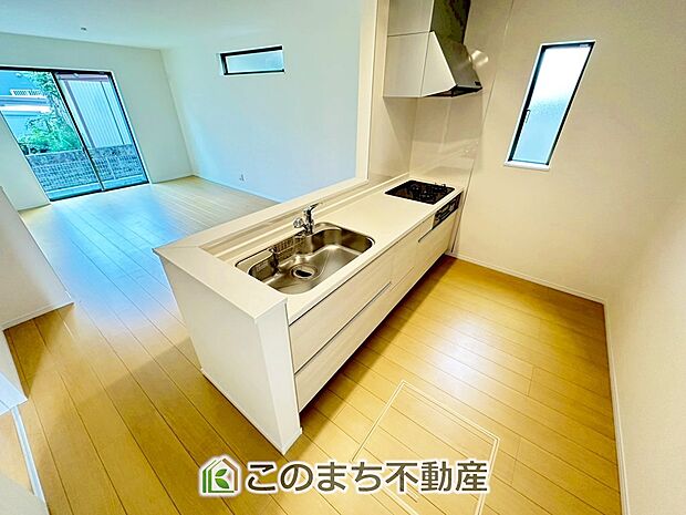 お洒落なホワイト天板のペニンシュラキッチンを採用しております。 浄水器内蔵の水栓です♪
