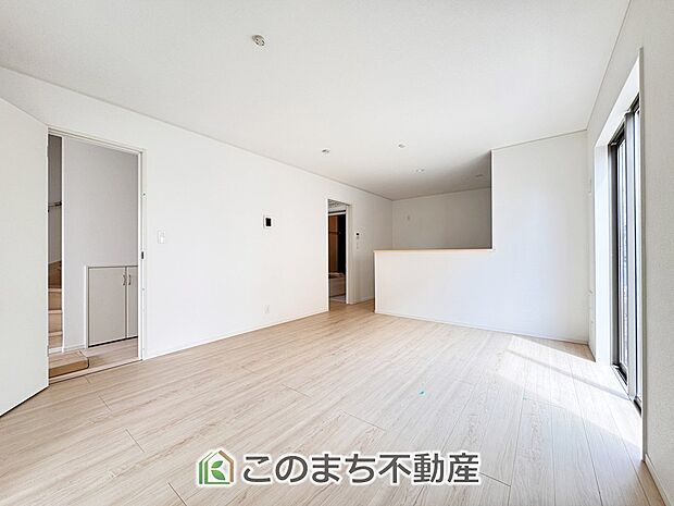 開放感のある広々としたリビング☆家族みんなでゆったりくつろげます♪ 南側から暖かな日差しが差し込みます♪キッチンからリビングの様子がよく見渡せます☆