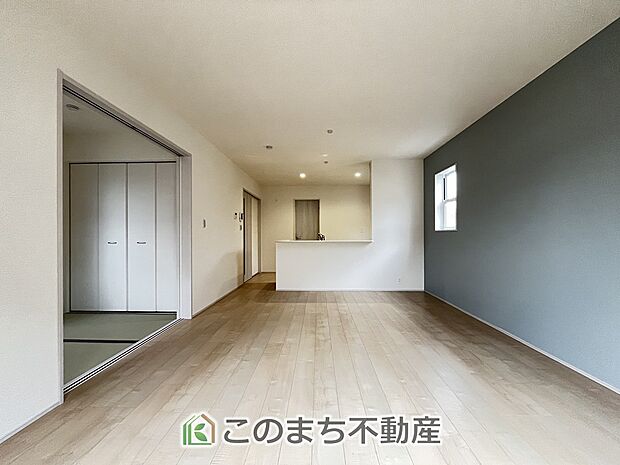 開放感のある広々としたリビング☆家族みんなでゆったりくつろげます♪ 南側から暖かな日差しが差し込みます♪キッチンからリビングの様子がよく見渡せます☆