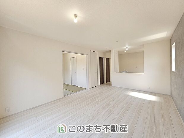 開放感のある広々としたリビング☆家族みんなでゆったりくつろげます♪ 南側から暖かな日差しが差し込みます♪キッチンからリビングの様子がよく見渡せます☆